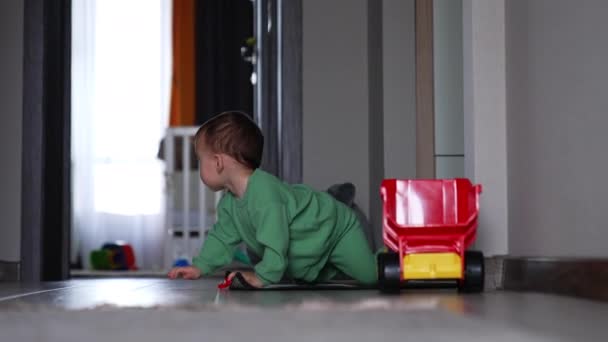 Curieux Gamin Caucasien Rampant Dans Pièce Adorable Bébé Garçon Avec — Video