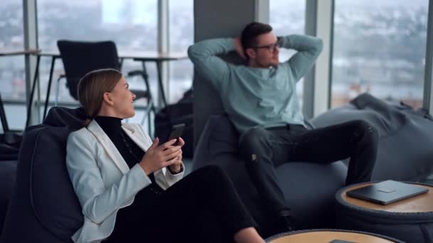 Сучасні Молоді Люди Сидять Розслаблено Кріслі Мішків Відпочивають Від Роботи — стокове відео