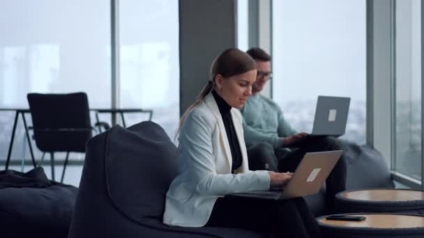Positief Aantrekkelijke Blanke Dame Witte Jas Werkt Laptop Houdt Haar — Stockvideo