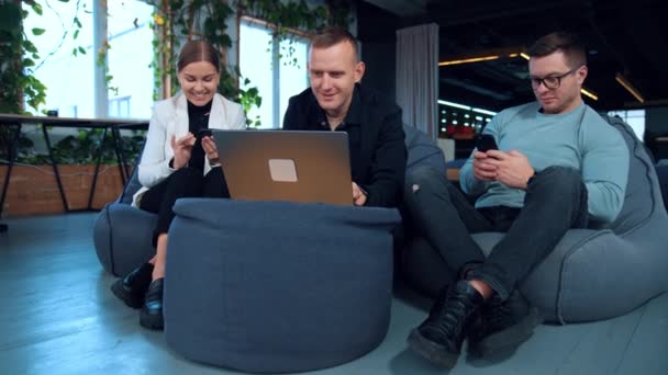 Zeitgenössische Büromenschen Die Moderne Geräte Verwenden Sitzen Bequem Innenräumen Freund — Stockvideo