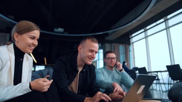Persone Caucasiche Positive Guardano Computer Discutono Condividono Idee Uomo Sullo — Video Stock