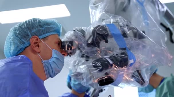 Avancerat Tekniskt Mikroskop Som Omfattas Plast Används Vid Neurokirurgisk Operation — Stockvideo