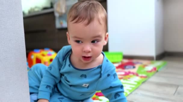 귀여운 소년은 흩어져 자신의 장난감과 바닥에 Busy 그녀의 Things Blur — 비디오