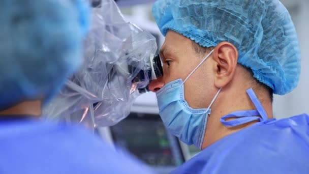 Намеренный Взгляд Профессионального Нейрохирурга Операционном Поле Портрет Врача Сосредоточен Хирургии — стоковое видео