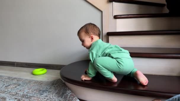 Bébé Garçon Caucasien Actif Descend Les Escaliers Pour Obtenir Son — Video