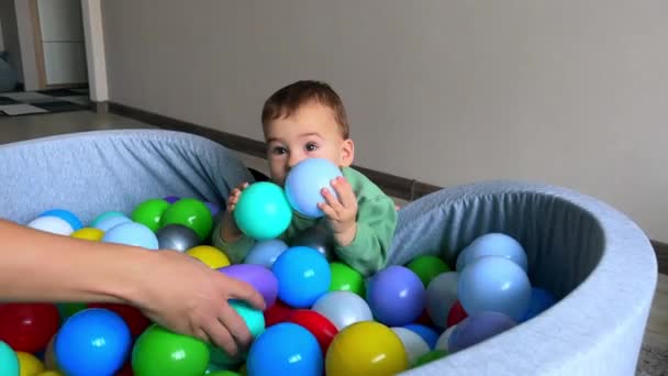 Băiatul Caucazian Fericit Zăcea Peretele Bazinului Uscat Moale Mâna Mamei — Videoclip de stoc
