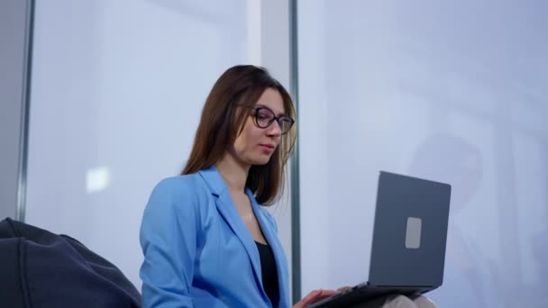 Gözlüklü Kadın Laptoptaki Işiyle Meşgul Kucağında Tutmak Için Alet Kullanan — Stok video