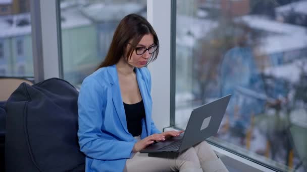Внештатная Женщина Работающая Над Ноутбуком Держит Коленях Леди Какой Проблемой — стоковое видео