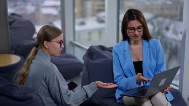 Γυναίκες Συνάδελφοι Κάθονται Κοντά Καρέκλες Φασολιών Και Μιλάνε Για Δουλειά — Αρχείο Βίντεο