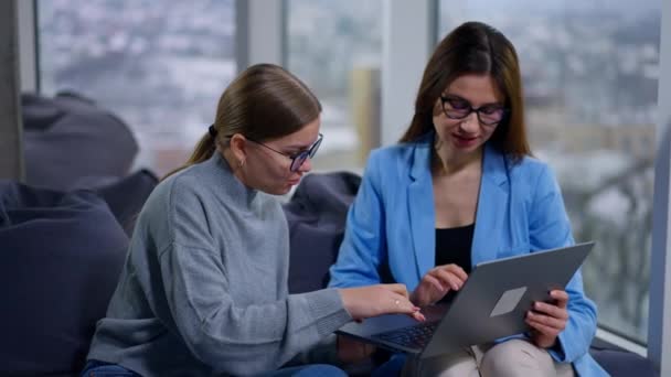Dvě Zaměstnankyně Pracují Nějakém Problému Pozorně Dívají Monitor Notebooku Dámy — Stock video