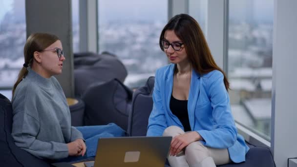 Jovens Mulheres Consultando Olhando Para Tela Computador Colegas Procurando Formas — Vídeo de Stock