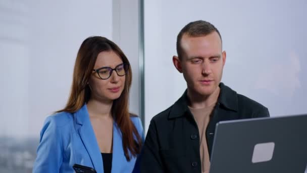 Colleghi Caucasici Che Guardano Video Sul Computer Portatile Uomo Tiene — Video Stock