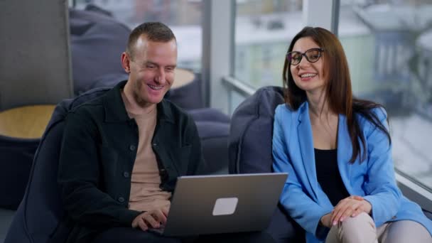 Pozytywna Para Kolegów Patrzy Ekran Laptopa Rozmawia Śmieje Się Ludzie — Wideo stockowe