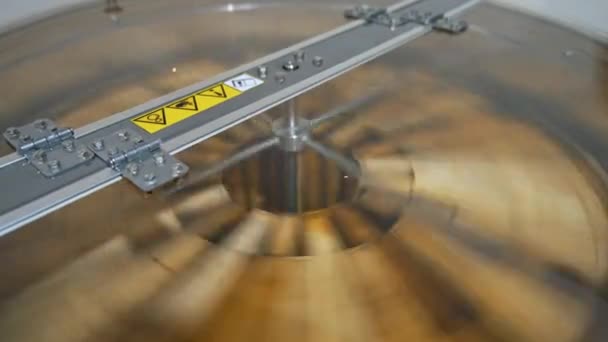 蜂蜜架在离心机上快速旋转 在电器的帮助下提取蜂蜜的过程 顶部视图 — 图库视频影像