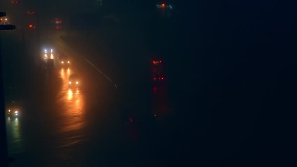 Långsam Trafik Vägarna Nattetid Privatbilar Med Ljus Väg Genom Mörka — Stockvideo