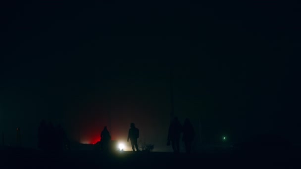 Gente Casa Largo Las Calles Oscuras Por Noche Ciudades Ucrania — Vídeo de stock