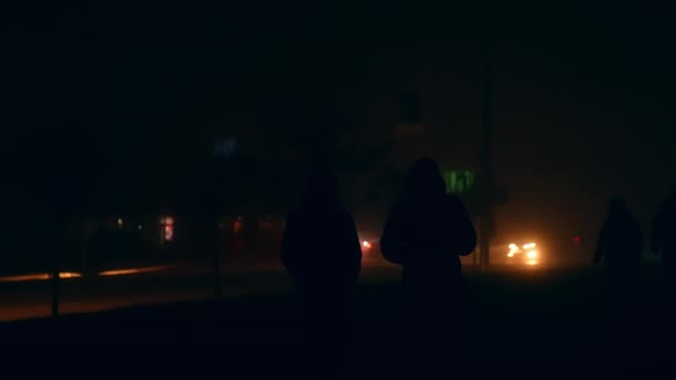 Peatones Caminando Por Las Oscuras Aceras Metrópolis Crisis Energética Ucraniana — Vídeo de stock