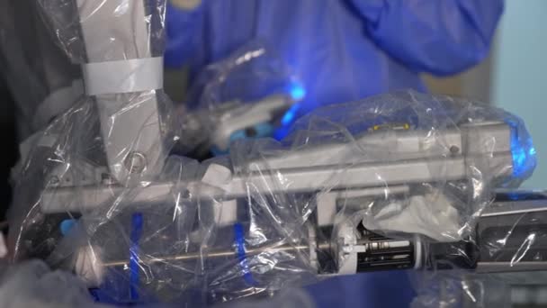 Brazo Robótico Alta Precisión Recubierto Plástico Cerca Médico Uniforme Azul — Vídeo de stock