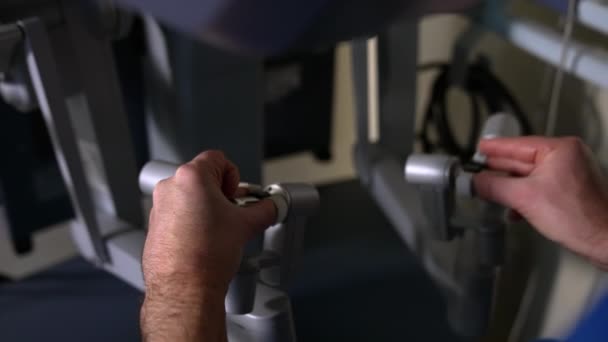 Ręce Męskiego Lekarza Poruszające Rękojeścią Systemu Chirurgii Robotycznej Zamknij Drzwi — Wideo stockowe
