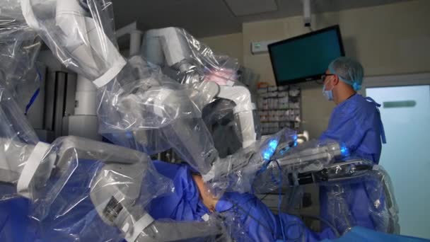 Laparoszkópos Műtétet Végeztek Modern Technológia Alkalmazásával Férfi Sebész Figyeli Műtétet — Stock videók