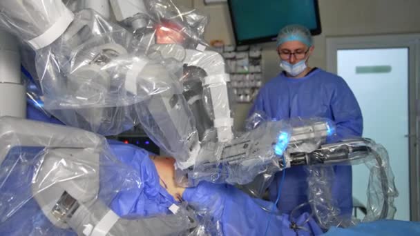 Patient Auf Dem Operationstisch Bei Der Laparoskopischen Bauchoperation Arzt Beobachtet — Stockvideo