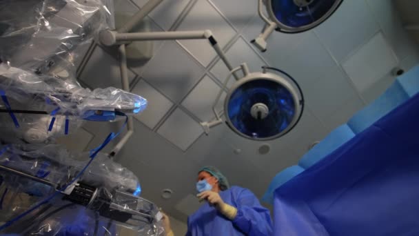 Médicos Humanos Cooperando Con Máquina Robótica Funcionamiento Los Cirujanos Mueven — Vídeo de stock