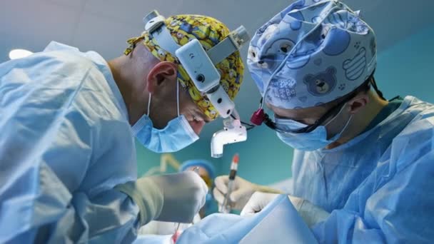 Cirujanos Enfocados Aplicando Herramientas Instrumentos Eléctricos Cirugía Médicos Cuidadosos Trabajadores — Vídeo de stock
