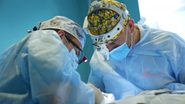 Cirujanos Colaboradores Con Gafas Dispositivo Cabeza Profesionales Que Utilizan Operación — Vídeo de stock