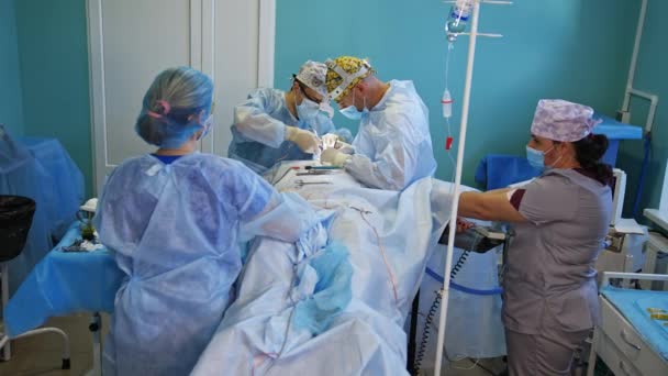 Cirugía Tiroidea Realizada Por Par Cirujanos Clínicas Modernas Dos Enfermeras — Vídeo de stock