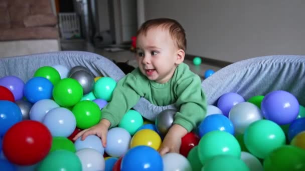 Szczęśliwy Uśmiechnięty Dzieciak Pochylił Się Nad Suchym Basenem Bawił Się — Wideo stockowe