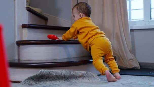 Belo Bebê Brinca Nas Escadas Dentro Casa Adorável Criança Joga — Vídeo de Stock