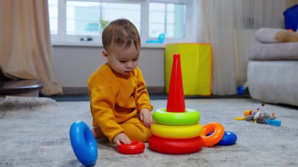 Uma Criança Ano Idade Terno Laranja Brincando Com Uma Pirâmide — Vídeo de Stock