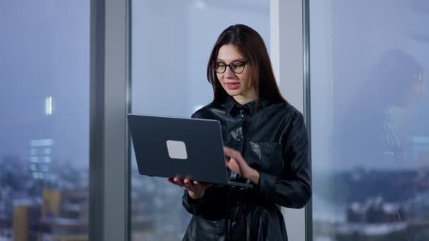 Bizneswoman Patrząc Uważnie Ekranie Laptopa Kobieta Zauważa Coś Złego Odkłada — Wideo stockowe
