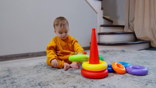 Słodki Dzieciak Bawiący Się Zabawkową Piramidą Siedzącą Pokoju Urocze Dziecko — Wideo stockowe
