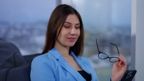Empresária Relaxada Positiva Casaco Azul Segurando Telefone Uma Mão Óculos — Vídeo de Stock