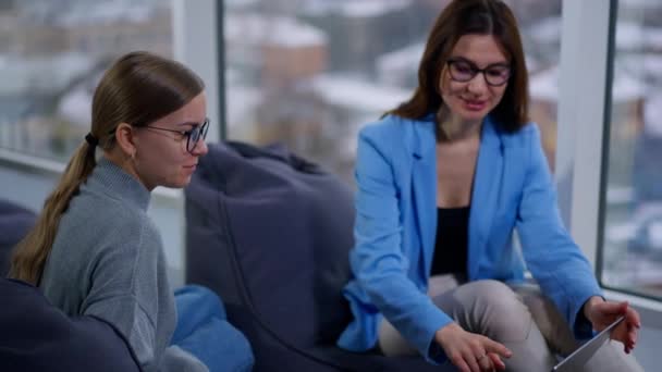 Duas Colegas Sentadas Cadeiras Saco Feijão Conversando Sorrindo Trabalhadores Olham — Vídeo de Stock