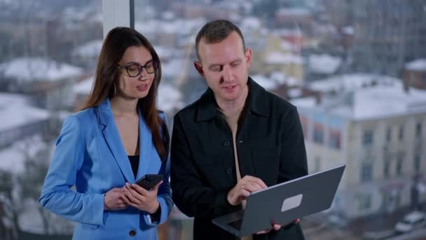 Büroangestellte Diskutieren Fenster Über Arbeitsfragen Mann Hält Laptop Mit Bildern — Stockvideo