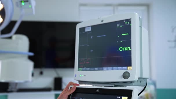 Doktorova Ruka Otáčela Obrazovkami Plicního Ventilačního Systému Monitory Jsou Zapnuty — Stock video
