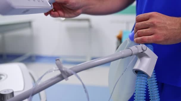 Anestezi Uzmanı Ambu Torbasını Ameliyathanede Tutuyor Doktor Ameliyat Için Hazırlanıyor — Stok video