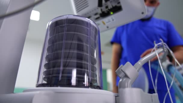 Arzt Betrachtet Die Pumpe Des Beatmungsgeräts Sanitäter Trennen Die Ambulanztasche — Stockvideo
