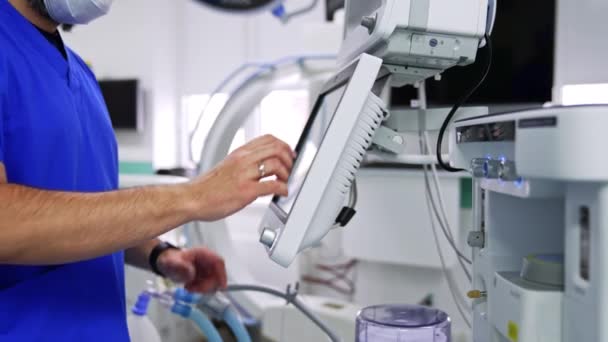 Mužský Lékař Stojí Obrazovky Plicního Ventilačního Stroje Profesionální Spínače Zařízení — Stock video