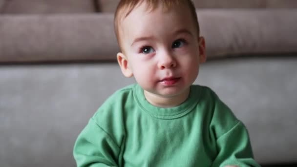 Vackra Små Barn Bär Ljusgrön Skjorta Inomhus Söta Barn Tar — Stockvideo