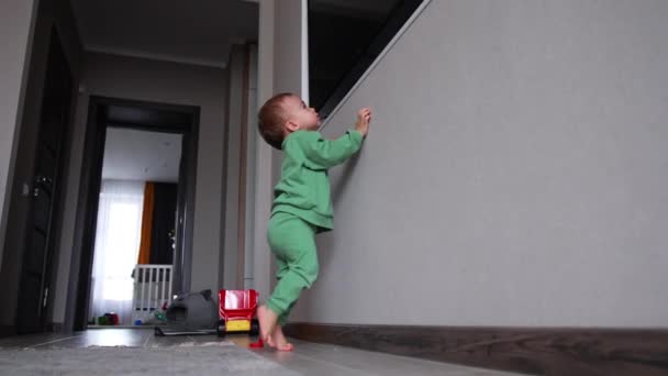 Цікава Дитина Намагається Дістатися Телевізора Алькові Стіни Маленький Малюк Стоїть — стокове відео