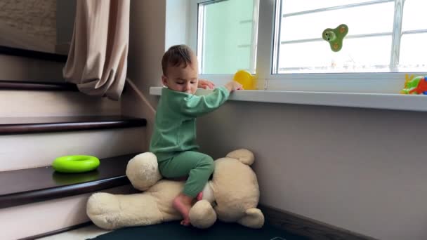 Copilul Joacă Apropierea Ferestrei Interior Copilul Desculț Stă Ursuleț Pluș — Videoclip de stoc