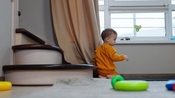 Ένα Χρόνο Αγόρι Είναι Κοντά Στο Παράθυρο Μέσα Παιδί Αγγίζει — Αρχείο Βίντεο