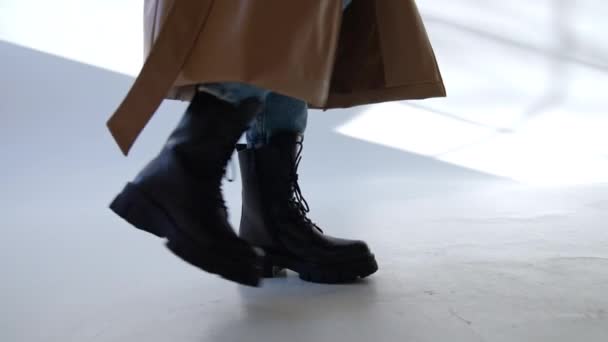 Masywne Czarne Buty Wojskowe Sznurówkami Modelce Dżinsach Beżowym Płaszczu Pani — Wideo stockowe