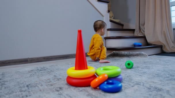 Süßer Kleiner Junge Orangefarbenen Sportanzug Spielt Mit Spielzeugpyramide Raum Kleines — Stockvideo