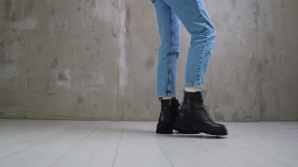 Şık Siyah Deri Alçak Çizmeli Bağcıklı Bir Bayan Kapatın Kot — Stok video