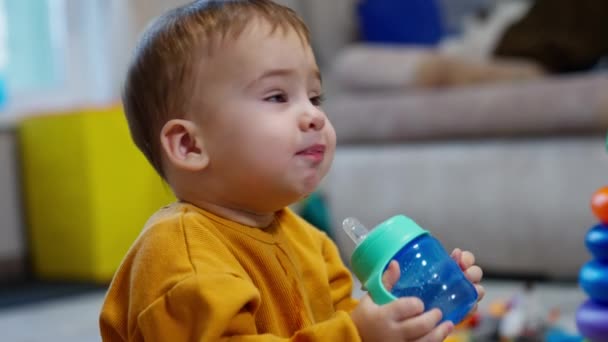 Förtjusande Kaukasiska Småbarn Som Dricker Vatten Flaska Lustig Kille Spiller — Stockvideo
