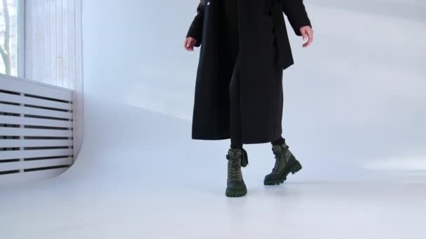 Vrouwelijk Model Met Donkere Legging Zwarte Jas Die Haar Legerlaarzen — Stockvideo
